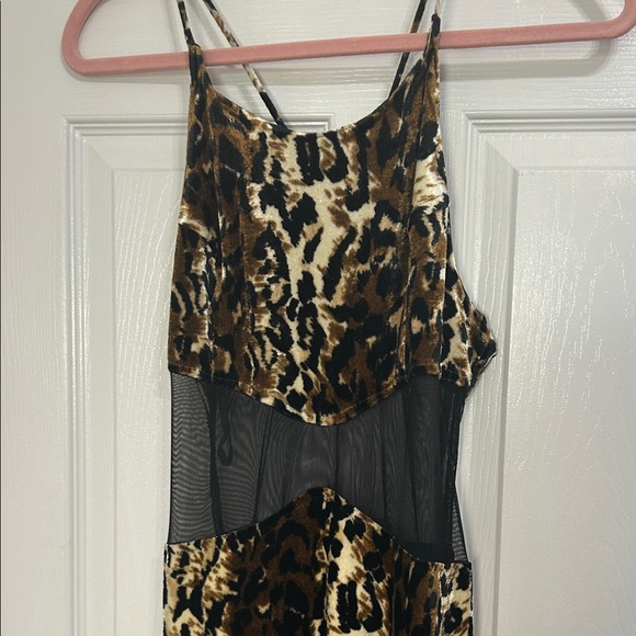 Elegant sheer back Leopard Print Maxi Dress with Mesh midrif and back and slits - Picture 3 of 12